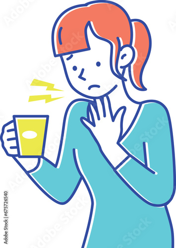 コップを持って喉の痛みが気になる若い女性