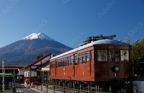 河口湖駅から望む旧型車両と富士山