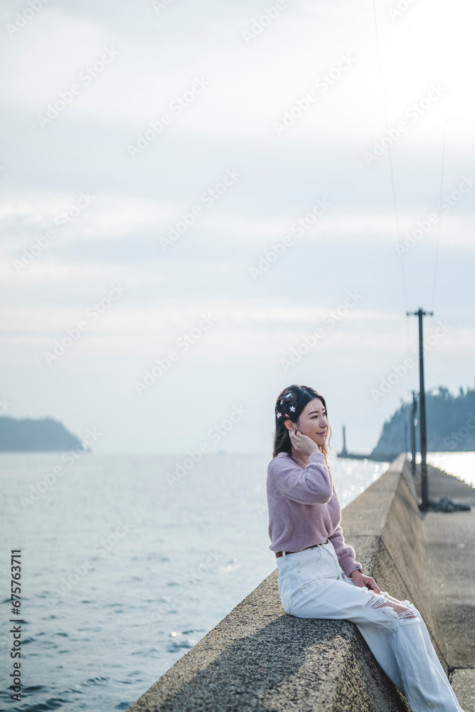 海を散策する女性