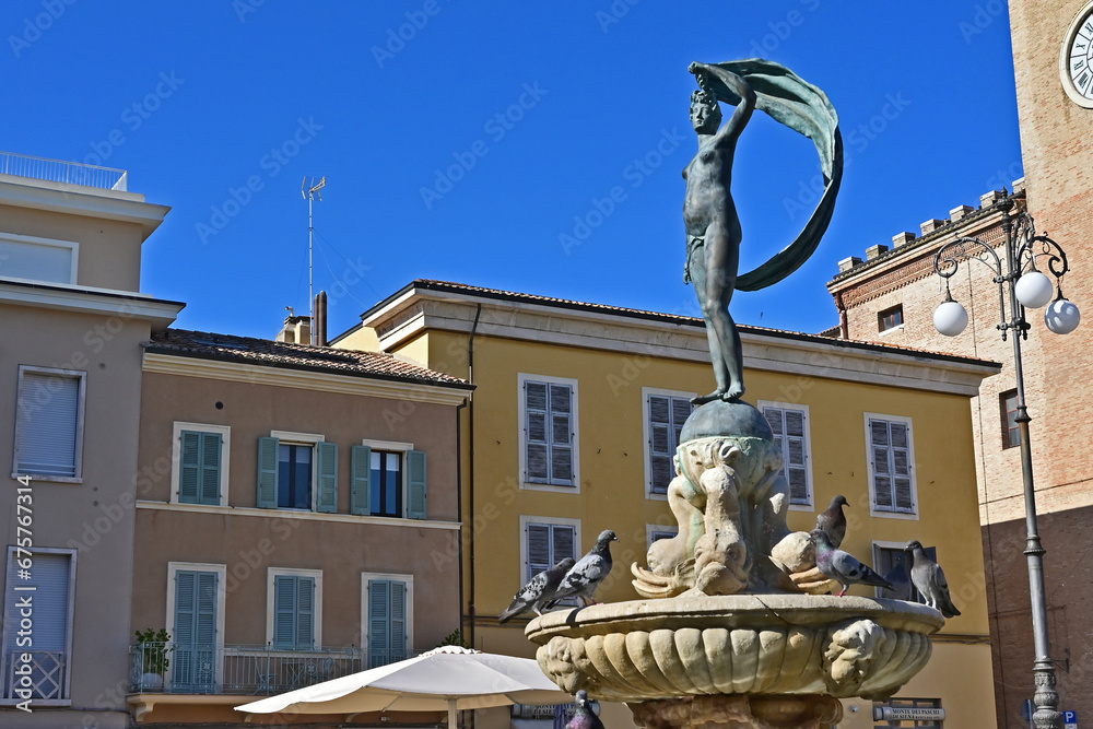 Fototapeta premium Fano, piazza XX settembre con fontana e Statua della Fortuna - Ancona, Marche