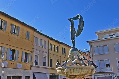 Fano, piazza XX settembre con fontana e Statua della Fortuna - Ancona, Marche