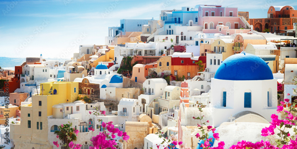 Fototapeta premium cityscape of Oia, traditional greek village of Santorini with flowers, Greece