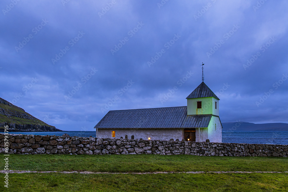 Die Kirche Ólavskirkjan im Dorf Kirkjubøur auf den Färöer Inseln