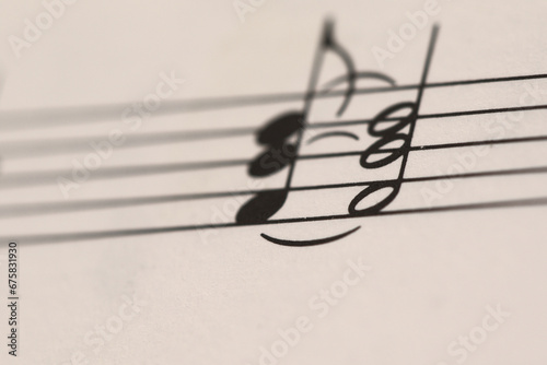 Partitura solfeo: notas musicales en pentagrama.  Corchea y blanca photo