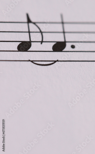 Pareidolia notas musicales en pentagrama. Partitura solfeo y cara sonriente
