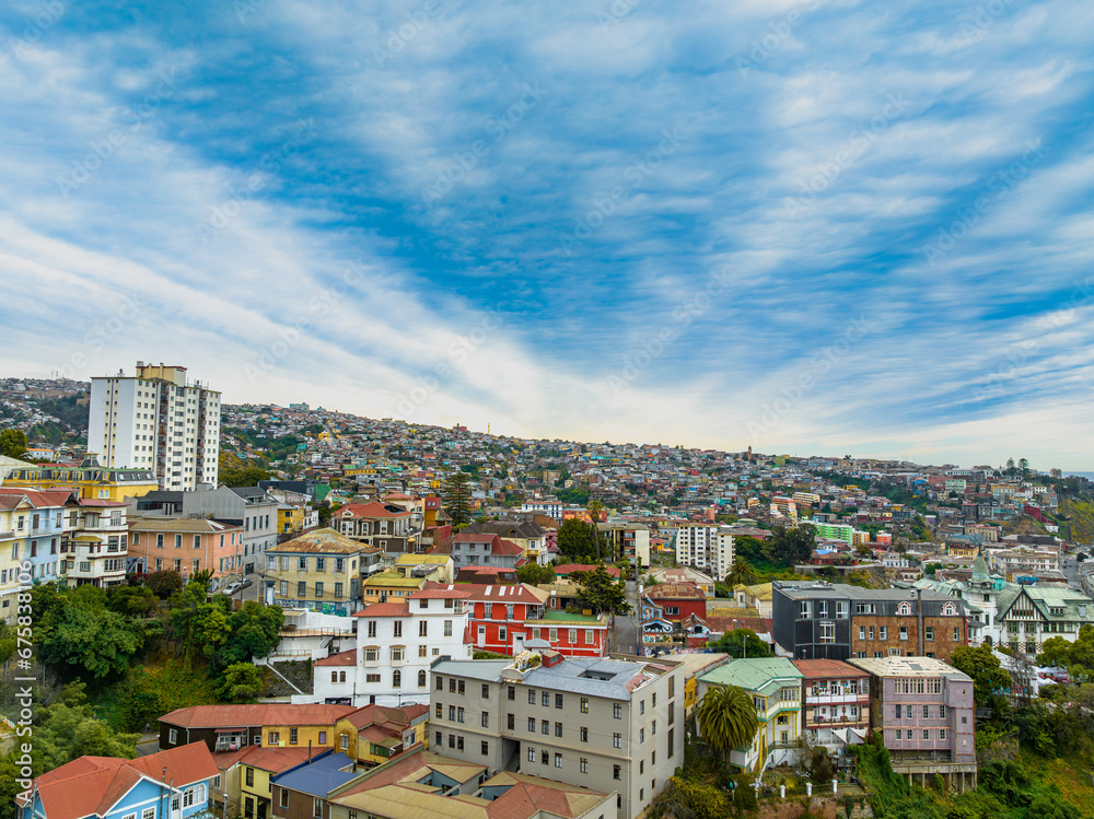 Imagem aérea da região portuária, Terminal Pacífico Sul de Valparaiso e suas casas e prédios coloridos. Cidade litorânea. 