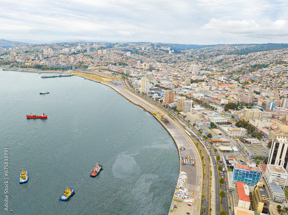 Imagem aérea da região portuária, Terminal Pacífico Sul de Valparaiso e suas casas e prédios coloridos. Cidade litorânea. 