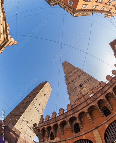 Le due torri simbolo della città di Bologna in Italia riprese con un obiettivo fisheye. La torre Garisenda è attualmente (2023) a rischio crollo. photo