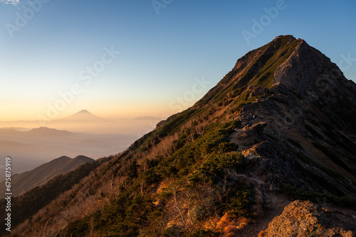 朝焼けに煙る富士と赤岳 © Kazunori