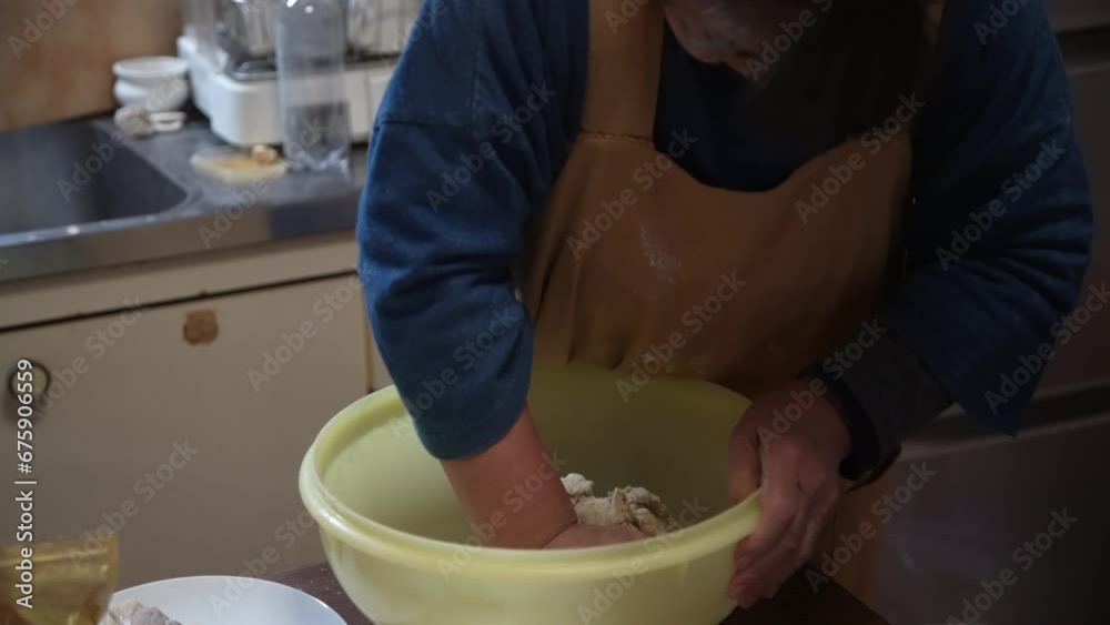 自宅でそばを打つ女性 自宅でそばを打つ女性