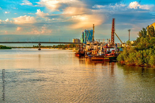 Quadro em tela Volga in Astrakhan central cargo port