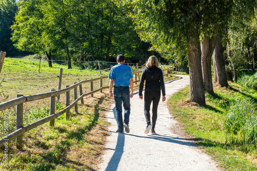 couple en promenade sur un chemin de campagne