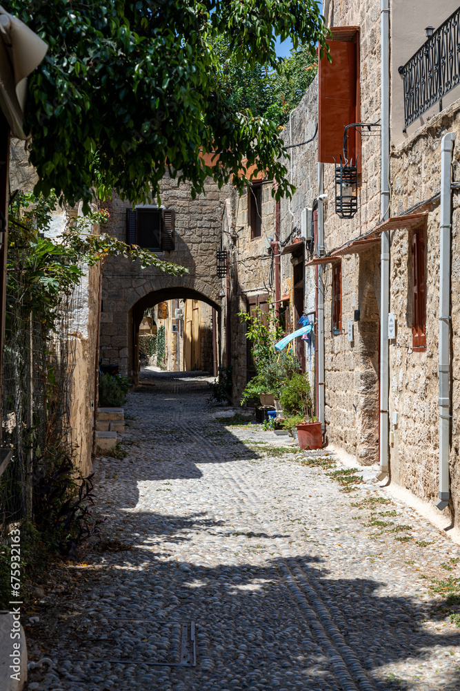 Wohnhäuser und enge Gassen in der Altstadt von Rhodos
