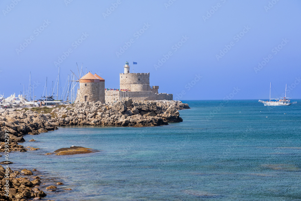 Windmühlen und Fort des Heiligen Nikolaos am Mandraki-Hafen in Rhodos Stadt