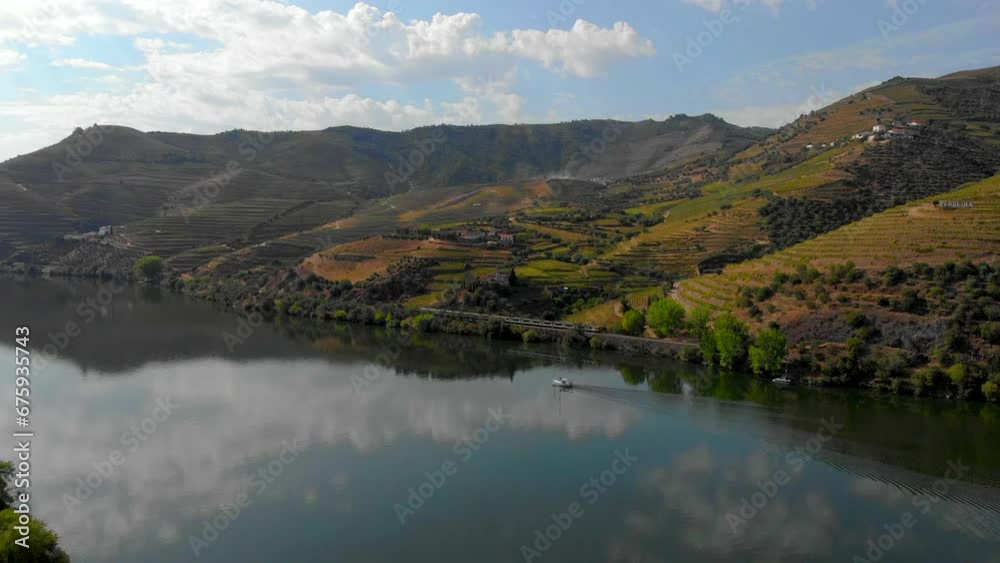 VAL DO DOURO, VELEIRO E TREM ATRAVESSAM O RIO VAL DO DOURO, VELEIRO E TREM ATRAVESSAM O RIO