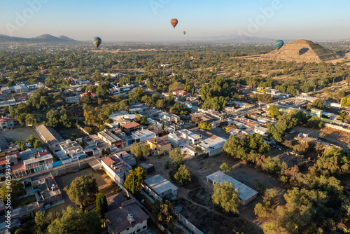 Mexico, sunrise, balloons over the Theotihuan pyramids city of gods