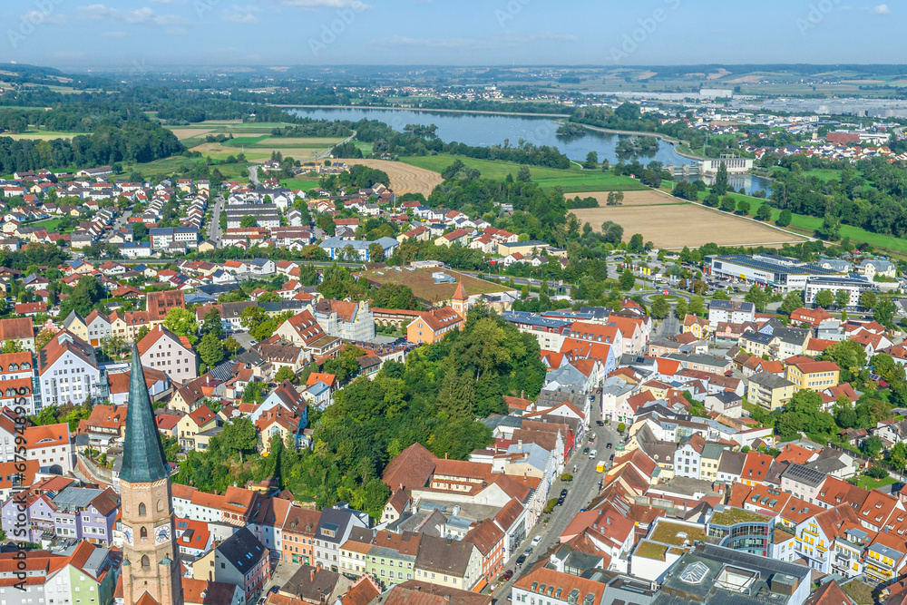 Stadt Westlich Von Stuttgart 8 Buchstaben Die Kreistadt Dingolfing im Isartal von oben, Blick zum Isar-Stausee