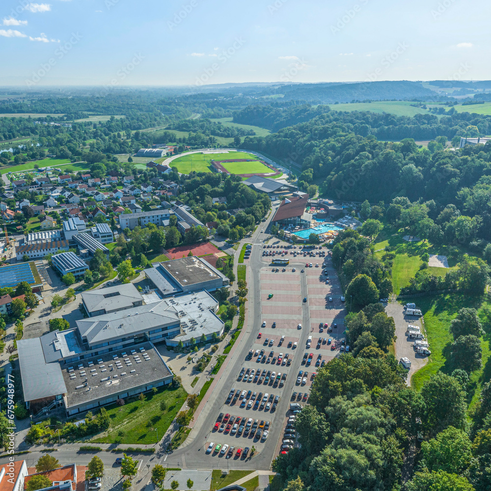 Die niederbayerische Kreistadt Dingolfing von oben, Blick über das Schulzentrum zu den Sportanlagen am Isar-Wald-Stadion