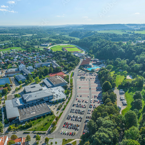 Die niederbayerische Kreistadt Dingolfing von oben, Blick über das Schulzentrum zu den Sportanlagen am Isar-Wald-Stadion