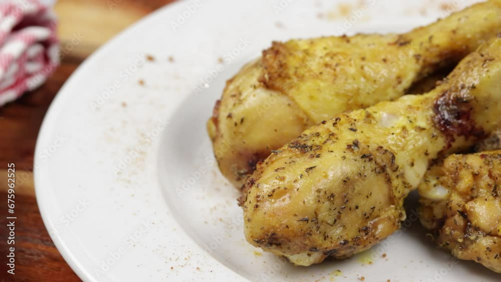 cuisse de poulet rôti , en gros plan, dans une assiette cuisse de poulet rôti , en gros plan, dans une assiette