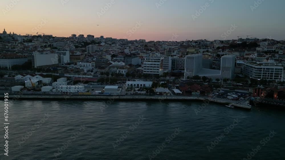 Cais do Sodré Margem Rio Tejo Lisboa Portugal Mercado da Ribeira das Naus Bares Restaurantes Beco Boteco da DRI Trapiche Pier Jardim Roque Gameiro Cais das Pombas Terrapleno de Santos Mar Oceano Sol Cais do Sodré Margem Rio Tejo Lisboa Portugal Mercado da Ribeira das Naus Bares Restaurantes Beco Boteco da DRI Trapiche Pier Jardim Roque Gameiro Cais das Pombas Terrapleno de Santos Mar Oceano Sol