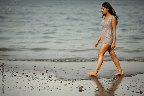 Mujer joven andando por la playa