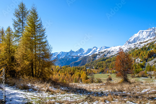 Paysage de montagne avec de la neige à l'automne en montagne dans les Alpes du Sud en France