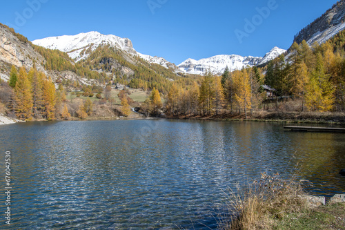 Paysage de montagne avec de la neige    l automne en montagne dans les Alpes du Sud en France
