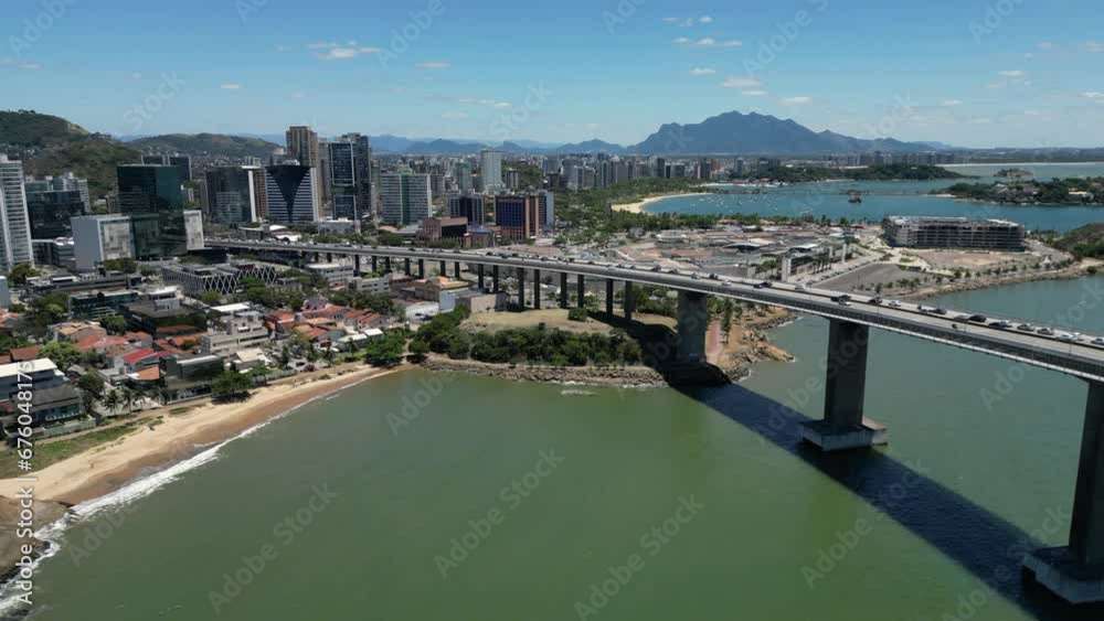 Imagens aéreas da 3ª ponte e canal de Vitória com convento da penha ao fundo e porto de Vila Velha.