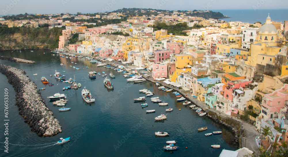 Les îles de la baie de Naples avec la petite île de Procida qui allie calme, authenticité et charme italien avec ses superbes maisons colorées de pêcheurs
