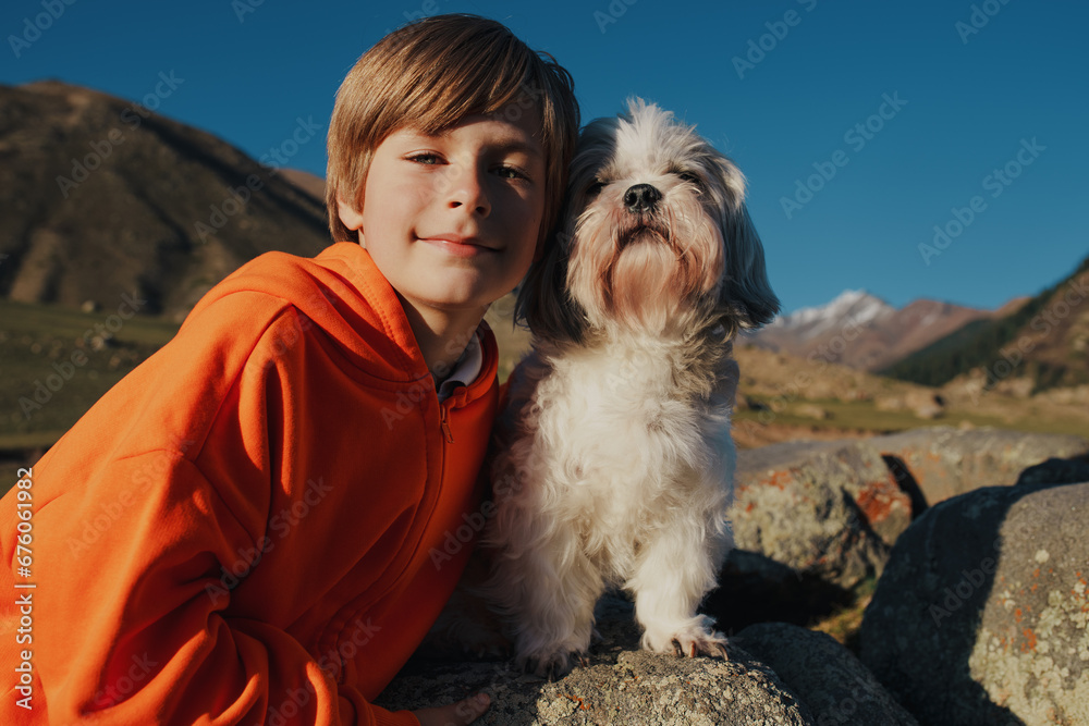 Φωτογραφία Portrait of cute boy with shih tzu dog in the mountains