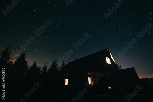 Fototapeta Naklejka Na Ścianę i Meble -  Samotny Dom w Górach Gwiazdy Noc Panorama