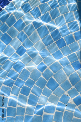 fondo de piscina mostrando el gresite bajo el agua.