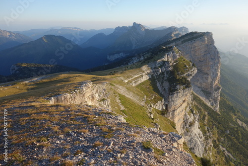 Vue sur les escarpements rocheux calcaires du massif de la Chartreuse depuis le sommet de la dent de Crolles (Alpes, France) photo