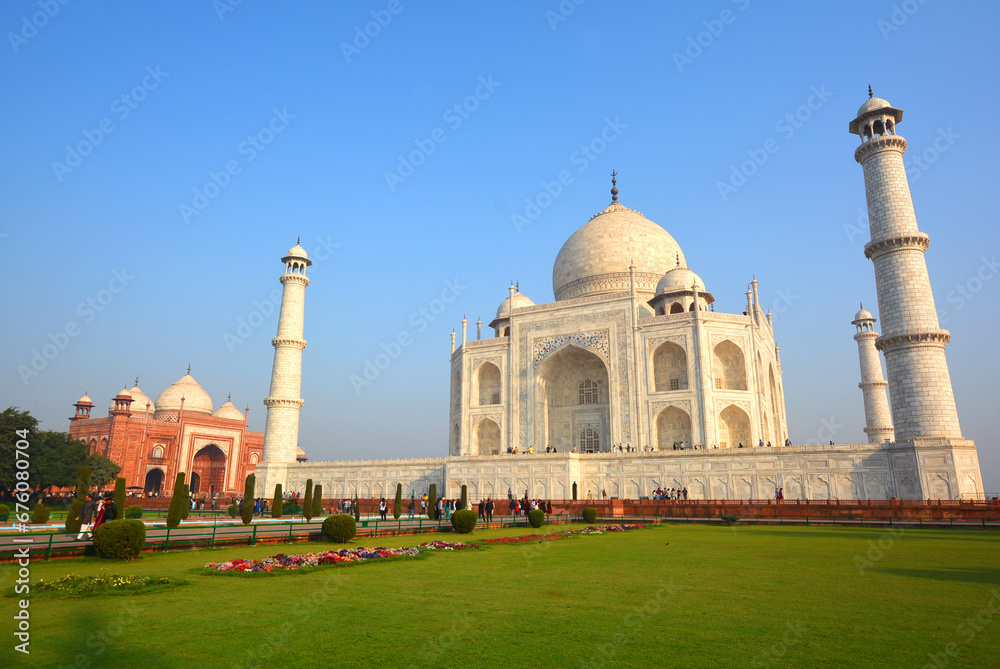 Obraz premium View of the Taj Mahal at sunrise is an ivory-white marble mausoleum on the right bank of the river Yamuna in Agra 