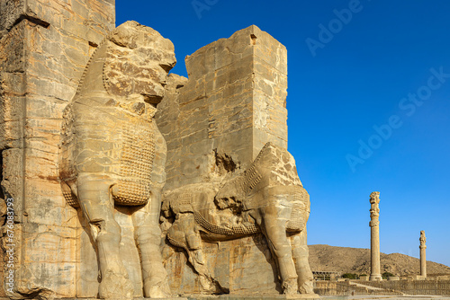 Obraz na płótnie Iran. Persepolis, an ancient capital of the Achaemenid Empire (UNESCO World Heritage site). Gate of All Nations (Gate of Xerxes) - the western entrance guarded by a pair of huge bulls w salonie