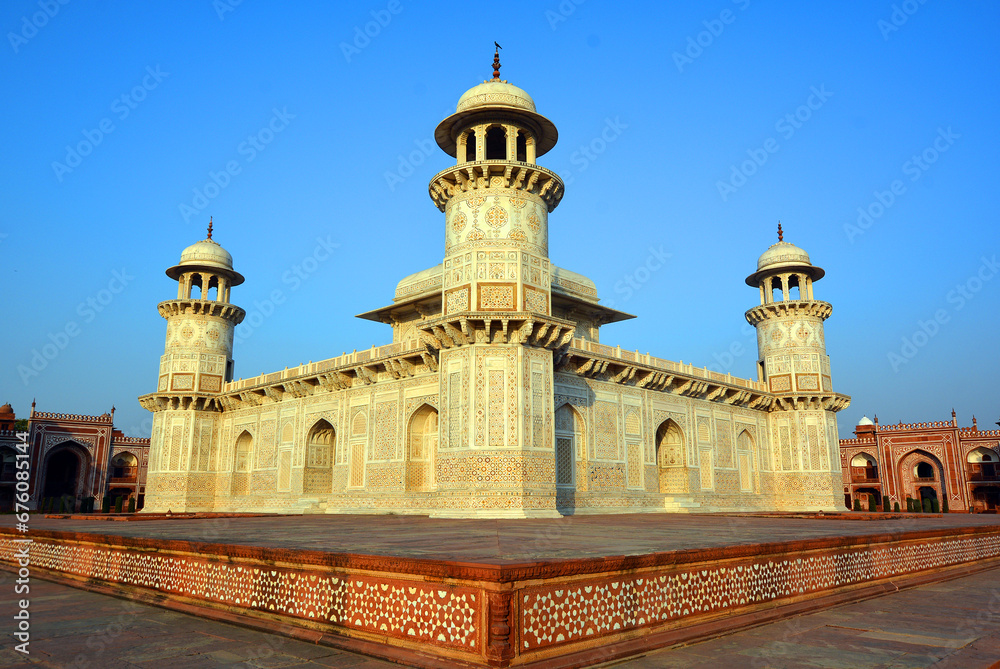 Obraz premium Tomb of I'timad-ud-Daulah is a Mughal mausoleum in the city of Agra in the Indian state of Uttar Pradesh. 