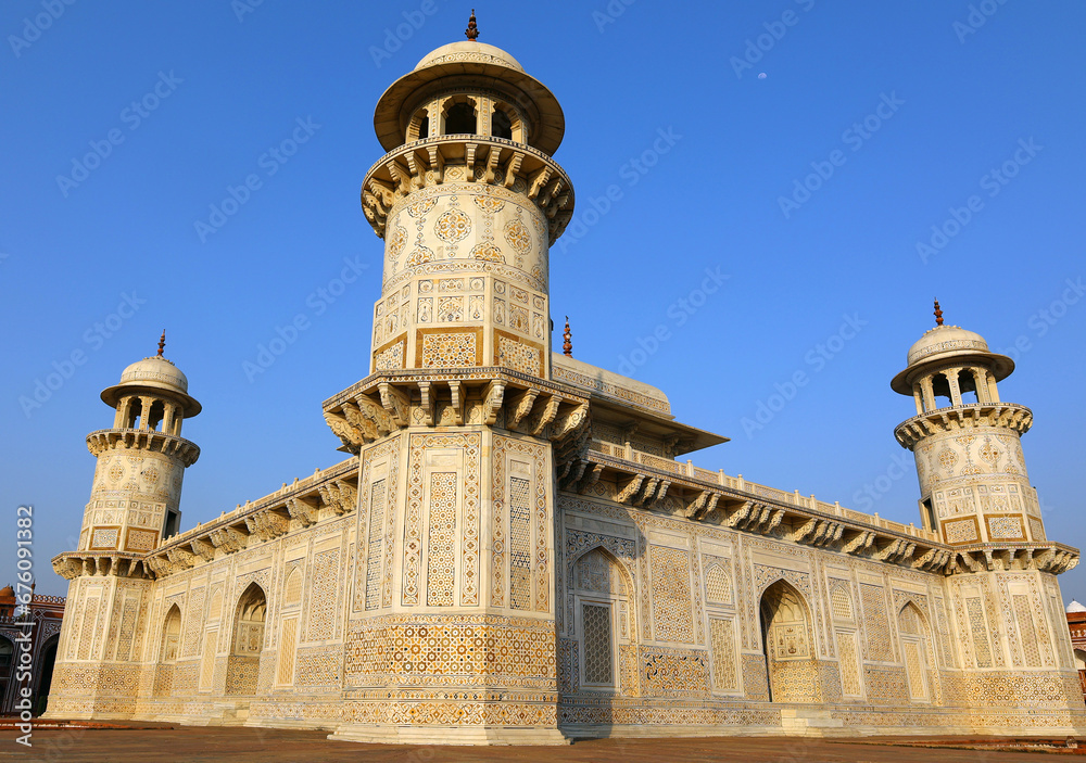 Obraz premium Tomb of I'timad-ud-Daulah is a Mughal mausoleum in the city of Agra in the Indian state of Uttar Pradesh India.