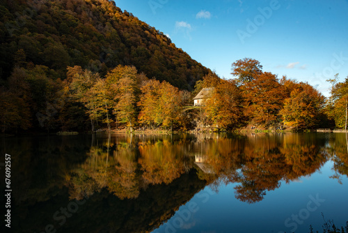 Fototapeta Naklejka Na Ścianę i Meble -  Couleurs d'automne au lac de Bethmale