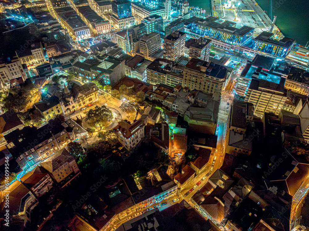 Obraz premium Vista aérea noturna de Valparaiso, Chile. Céu muito escuro e sombras dramáticas.