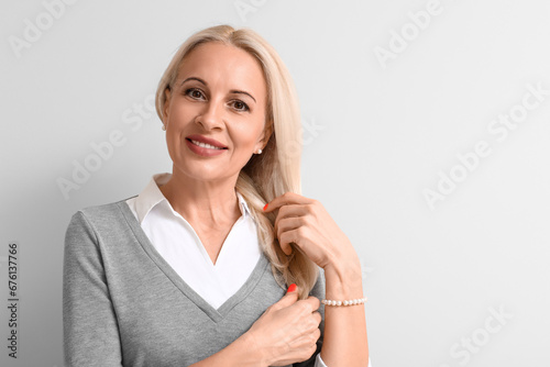 Mature blonde woman on ligh...