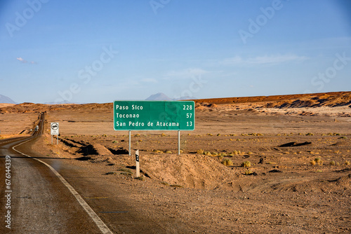 Estrada Rota 23 que liga Calama até San Pedro de Atacama no Chile cercada pelo deserto.