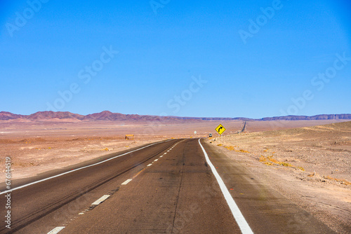 Estrada Rota 23 que liga Calama até San Pedro de Atacama no Chile cercada pelo deserto.