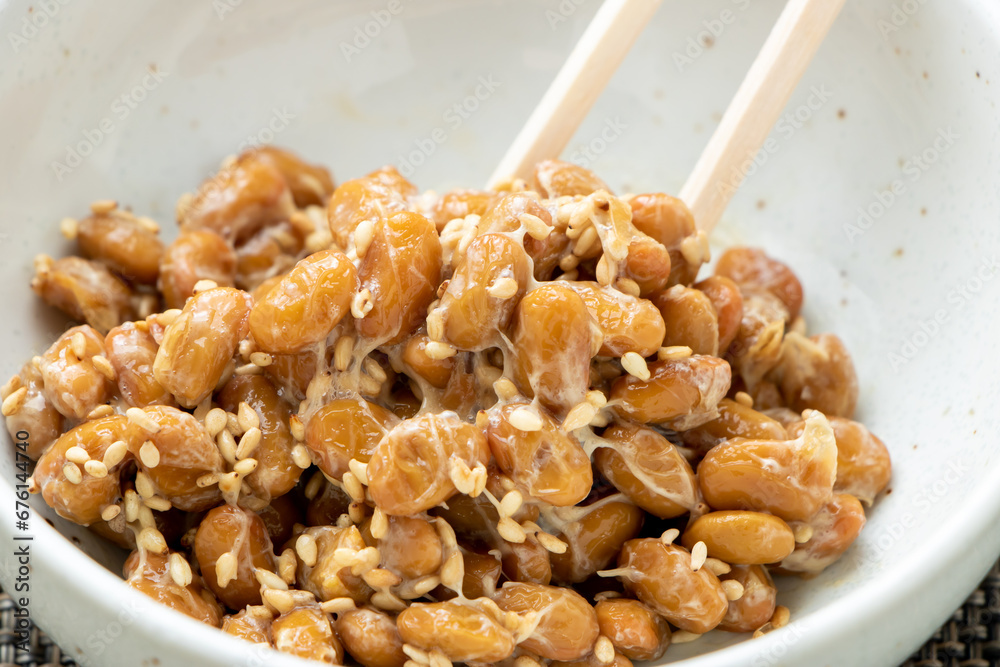 納豆と炒りごまを箸で混ぜる。
納豆と炒りごまを箸で混ぜる。