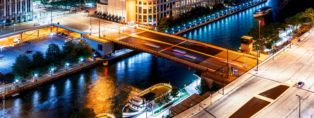 Fototapeta premium Skyscapers along the Chicago River, Chicago, IL