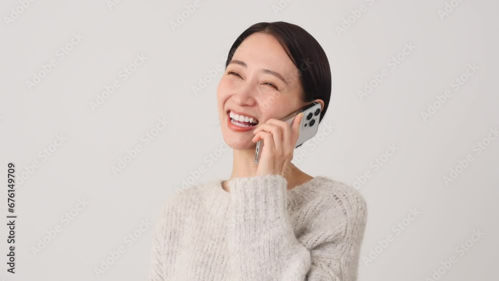 スマートフォンで電話する女性　白背景
