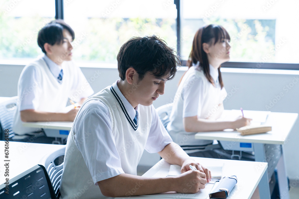 授業を受ける高校生 授業を受ける高校生