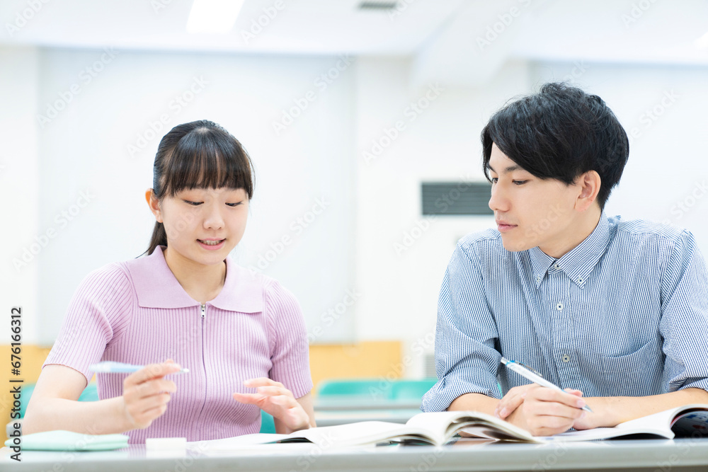 個別指導を受ける高校生 個別指導を受ける高校生