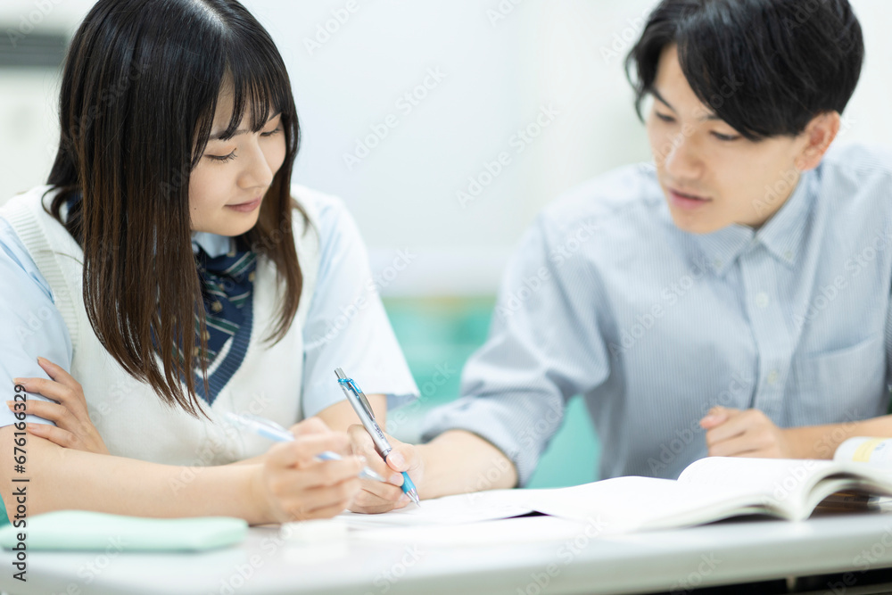 個別指導を受ける高校生 個別指導を受ける高校生
