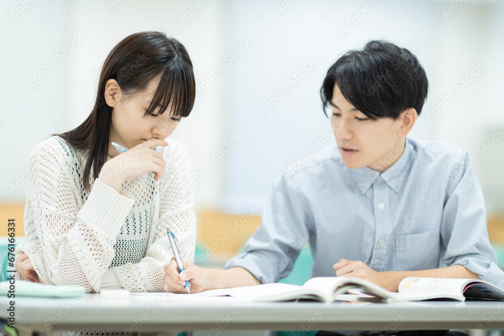 個別指導を受ける高校生 個別指導を受ける高校生
